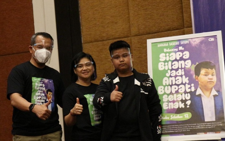 SUPPORT BUAH HATI: Anugrah Baskoro Sutopo (paling kanan) bersama Joko Sutopo (paling kiri) dan Verawati Joko Sutopo saat launching buku di Best Western Premier Solo Baru, Sabtu (9/10). (IWAN ADI LUHUNG/RADAR SOLO)