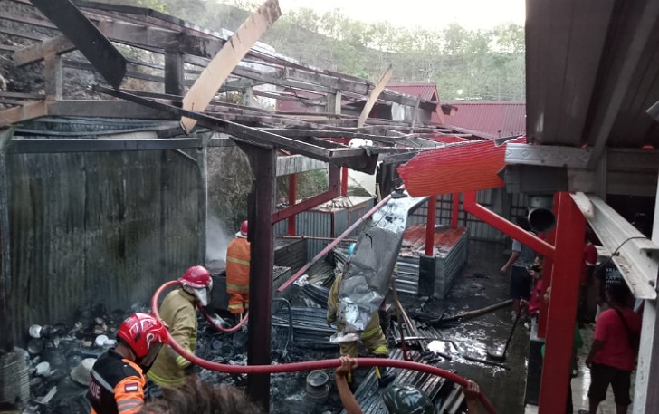 Pemadaman api di Pasar Giribelah, Sabtu (9/10) sore. (HUMAS POLRES WONOGIRI)