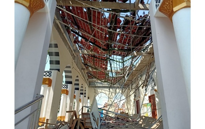 Atap serambi sebelah timur Masjid Besar Nguter roboh, Rabu (20/10) pukul 06.00 pagi. (IWAN K/RADAR SOLO)