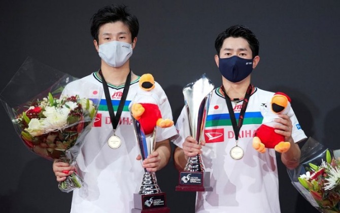 Pebulutangkis Jepang Takuro Hoki/Yugo Kobayashi berpose dengan trofi setelah memenangi final ganda putra melawan wakil Denmark Kim Astrup/Anders Skaarup Rasmussen di Denmark Open 2021 di Odense Sports Park, Denmark, Minggu (24/10). (ANTARA)