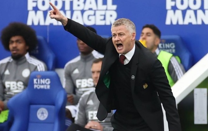 Pelatih Manchester United Ole Gunnar Solskjaer mengarahkan anak buahnya saat melawan Leicester City dalam laga Liga Inggris di King Power Stadium, Leicester, Inggris, Sabtu (16/10). (ANTARA FOTO)