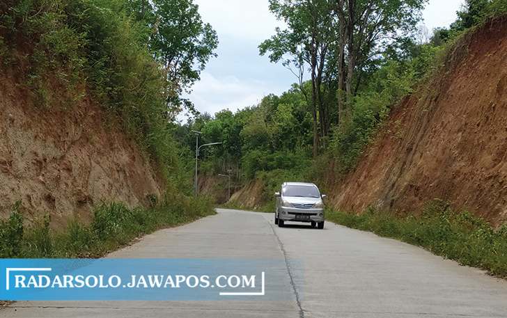 PEMECAH MACET: Roda empat melintas di JLK pekan lalu. Salah satu titik, yakni di belakang atas Mapolres Wonogiri butuh revitalitasi karena rawan longsor.  (IWAN ADI LUHUNG/RADAR SOLO)