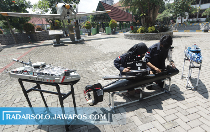 UNGGULAN: Robot kapal selam karya Tim UV Bengawan UNS yang dikompetisikan pada Kontes Robot Terbang Indonesia.  (M. IHSAN/RADAR SOLO)