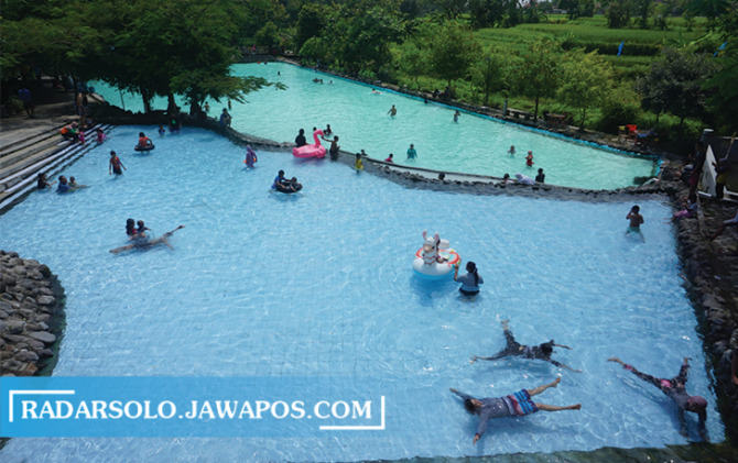 LENGKAP: Kawasan wisata Siblarak di Desa Sidowayah, Kecamatan Polanharjo yang menghadirkan pemandian air alami dengan berbagai wahana. (ANGGA PURENDA/RADAR SOLO)