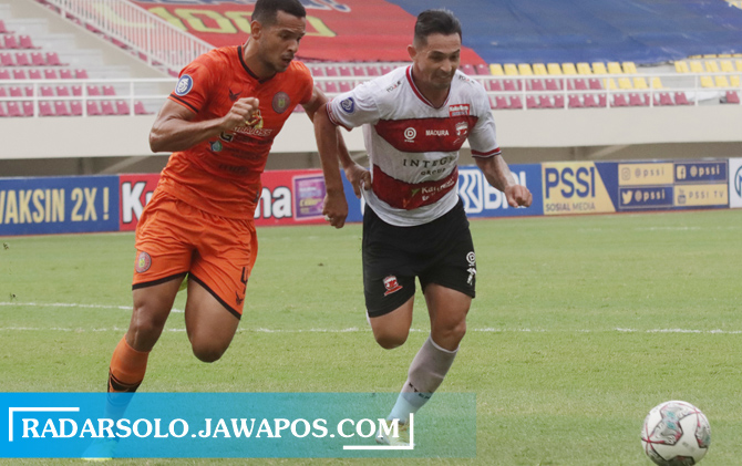 Pertandingan Persiraja Banda Aceh kontra Madura United di Stadion Manahan, Rabu sore (27/10). (M. IHSAN/RADAR SOLO)
