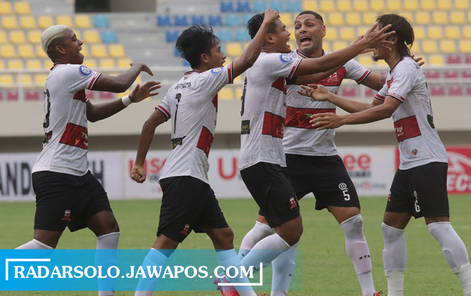 Para pemain Madura United merayakan gol di Laga lanjutan Liga 1 2021/2022 di Stadion Manahan (27/10). (M. IHSAN/RADAR SOLO)
