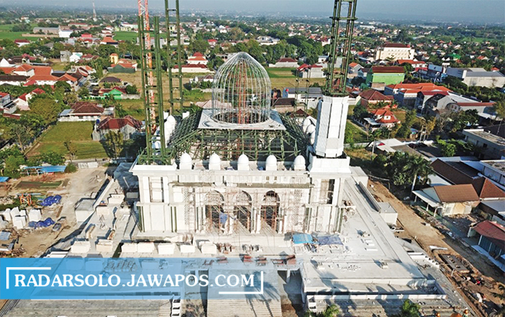 KEJAR TARGET: Pembangunan Masjid Agung Karanganyar mencapai 70 persen. Tampilan desainnya sudah mulai terlihat. (RUDI HARTONO/RADAR SOLO)