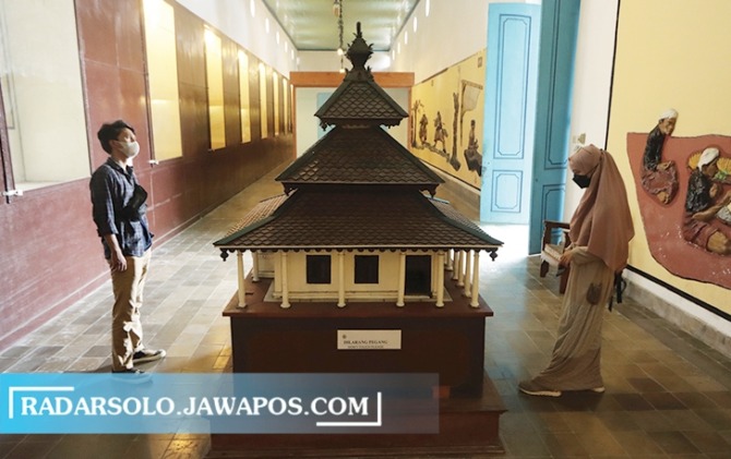 KEMBALI DIBUKA: Pengunjung tengah menikmati suasana di Museum Keraton Surakarta, Minggu (17/10).