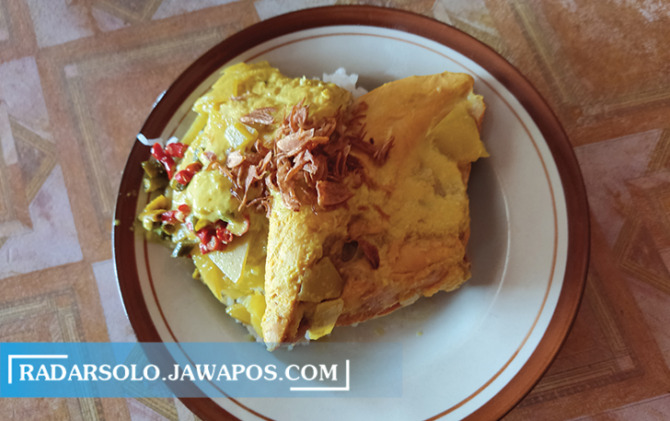 SPESIAL: Opor ayam kampung legendaris Giriwoyo, Wonogiri sudah dikenal di berbagai daerah. (IWAN ADI LUHUNG/RADAR SOLO)