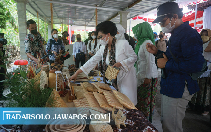 INOVATIF: Pameran kreasi batik dari pewarna alam di Pendapa Mojo Arum, Desa Jarum, Kecamatan Bayat, kemarin (25/10). (ANGGA PURENDA/RADAR SOLO)