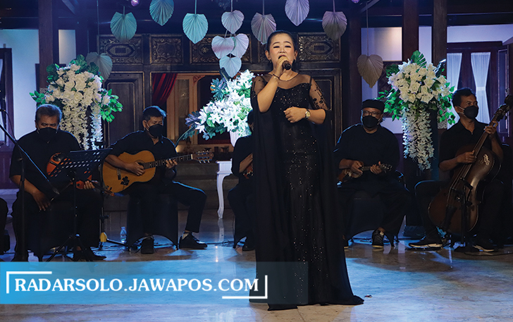 KANGEN PENTAS: Panggung budaya musik keroncong di Rumah Kebudayaan Dalem Djoyokusuman, Gajahan, Pasar Kliwon, Selasa (12/10) lalu. Oktober-Desember Pemkot Surakarta bakal perbanyak event. (M. IHSAN/RADAR SOLO)
