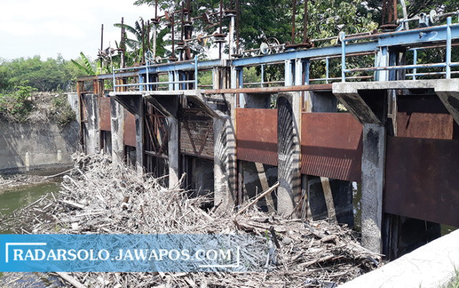 MENGGUNUNG: Sampah di Bendungan Siluwur, Senin (18/10). (IWAN KAWUL/RADAR SOLO)