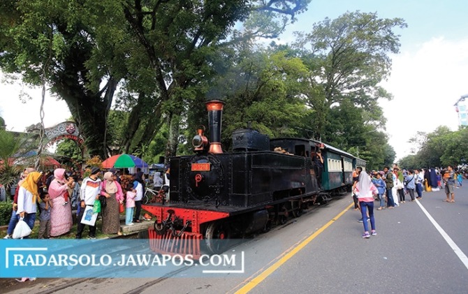KLASIK: Sepur Klutuk Jaladara melintasi jalanan Kota Solo sebelum pandemi tiba, 2019 silam. (RADAR SOLO PHOTO)