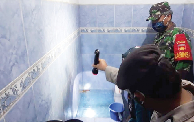 BERGERAK BERSAMA: Aparat TNI/Polri bersinergi dengan kader jumantik Kecamatan Gatak periksa jentik dan sarang nyamuk di rumah warga kemarin (24/10). (ISTIMEWA)