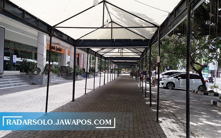 UPAYA BANGKIT: Tenda untuk pameran mulai dipasang di Gedung Pusat Promosi Potensi Daerah (GPPPD) Kabupaten Sukoharjo, Kamis (14/10). (IWAN KAWUL/RADAR SOLO)
