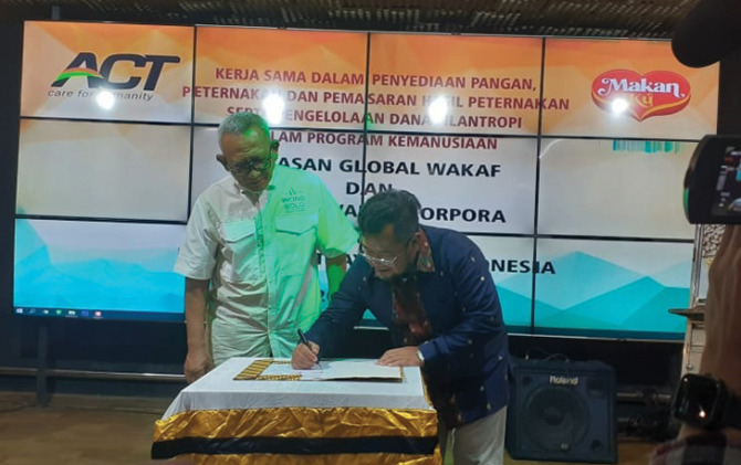 PT Agro Wakaf Corpora dan PT Halalan Thayyiban Indonesia melakukan penandatanganan MoU program bantuan modal produk kepada UMKM.