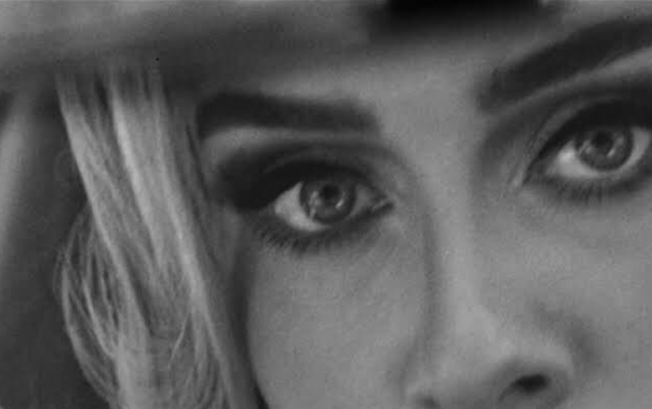 Adele dalam klip video Easy on Me.