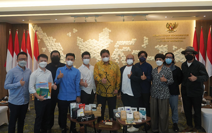 Menteri Koordinator Bidang Perekonomian Airlangga Hartarto menyambut kedatangan para pelaku industri kopi di kantor Kementerian Koordinator Bidang Perekonomian bertepatan dengan International Coffee Day pada 1 Oktober 2021.