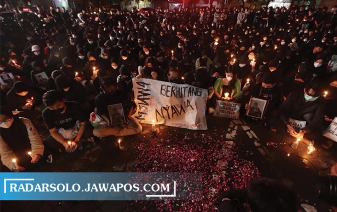 SOLIDARITAS: Ratusan mahasiswa UNS menggelar aksi 100 lilin Solidaritas untuk Gilang Endy Saputra di Boulevard depan UNS, Selasa (26/10) malam. (M. IHSAN/RADAR SOLO)