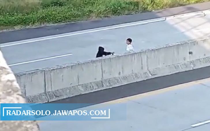 Video yang memperlihatkan anak-anak berada di ruas jalan tol Boyolali-Semarang viral di medsos. (RAGIL L/RADAR SOLO)