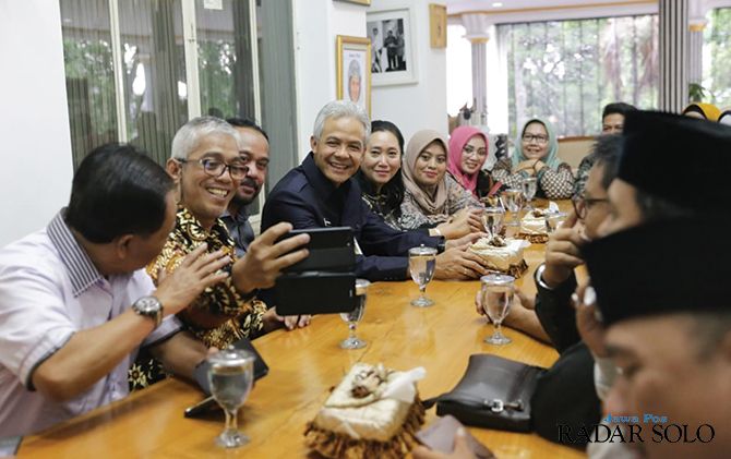 Gubernur Ganjar Pranowo berbincang santai dan berfoto bersama anggota Komisi V DPRD Jabar