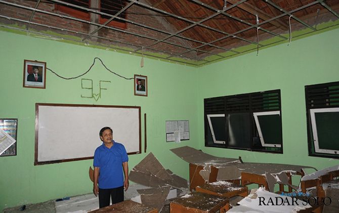 Plafon kelas SMPN 1 Ngawen ambrol
