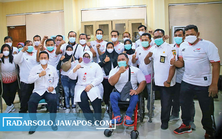 PAMITAN: Sebanyak 21 atlet paralimpik Sragen bertemu Bupati Sragen Yuni sebelum berlaga di Peparnas XVI 2021 Papua, kemarin. (AHMAD KHAIRUDIN/RADAR SOLO)
