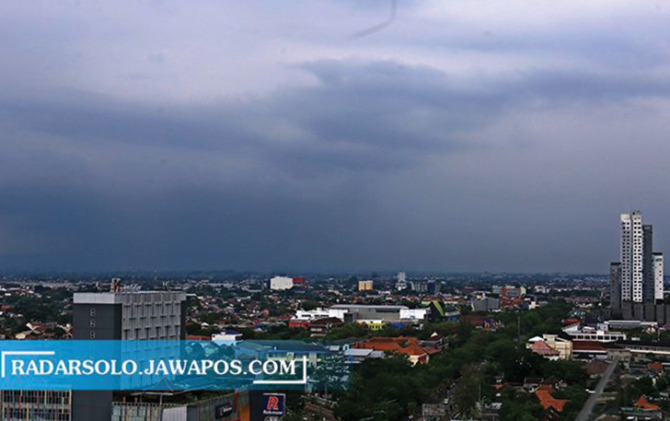 Awan tebal menggelayut di langit Kota Solo, awal tahun ini. (RADARSOLO PHOTO)