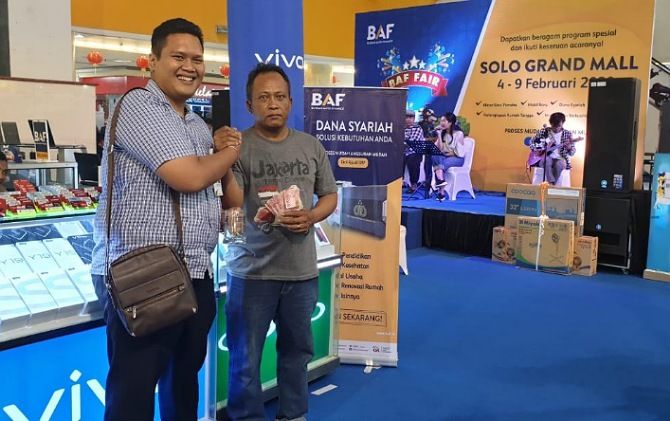Area Marketing Manager Dana Syariah BAF I Made Rajiv Permadi bersama konsumen yang melakukan pencairan dana syariah langsung di tempat BAF Fair