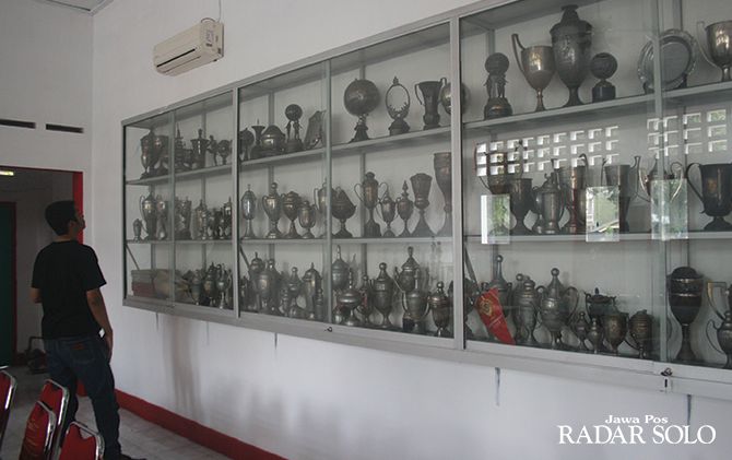 MEMORABILIA: Salah satu pengunjung yang melihat koleksi piala Persis Solo di Balai Persis.