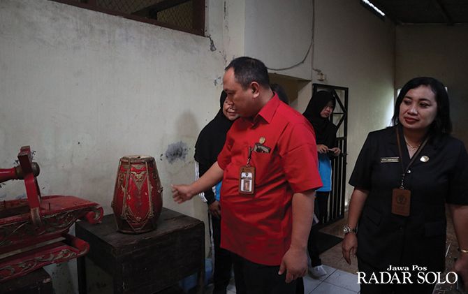 Perangkat karawaitan SDN Sabranglor, Mojosongo yang masih tersisa setelah sebagian hanyut oleh banjir