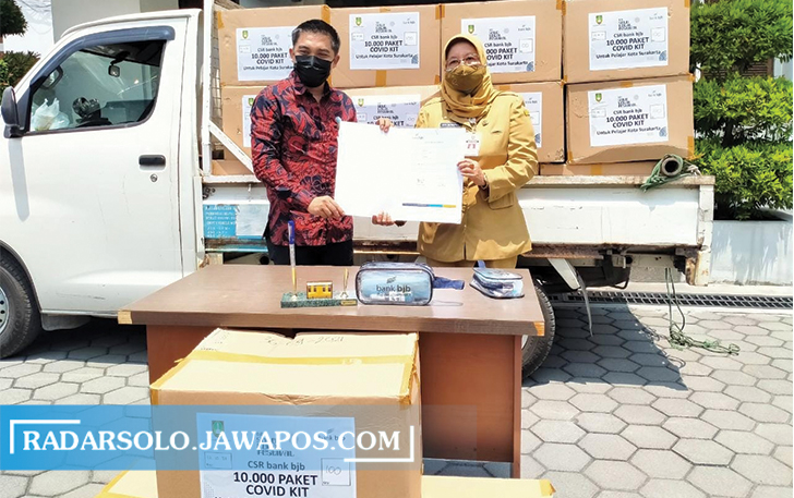 BERMANFAAT: Kepala Disdik Kota Surakarta Etty Retnowati terima bantuan covid kit dari Bank bjb Surakarta, Senin (4/10). (SEPTIAN REFINDA/RADAR SOLO)