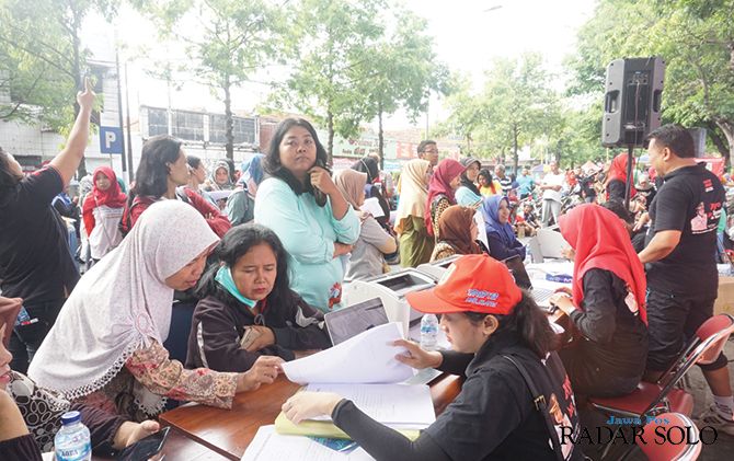 Layanan pengurusan IUMK oleh DPMPTSP di area CFD Klaten, Minggu (22/12)