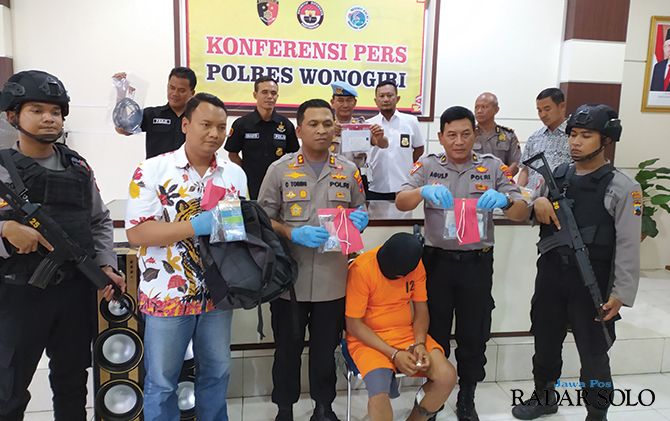 Is, terduduk lesu di Mapolres Wonogiri dengan kondisi kaki kiri masih terpasang perban