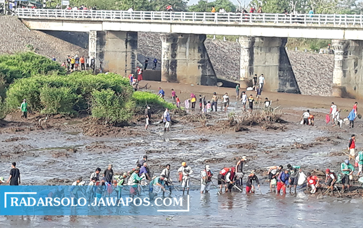 TAHUNAN: Warga menyemut di Dam Colo, Desa Pengkol, Kecamatan Nguter untuk mencari ikan, Senin (11/10). (IWAN KAWUL/RADAR SOLO)