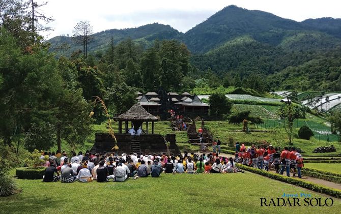 Situs Candi Cetho yang selalu ramai dikunjungi masyarakat, baik untuk berdoa dan pariwisata