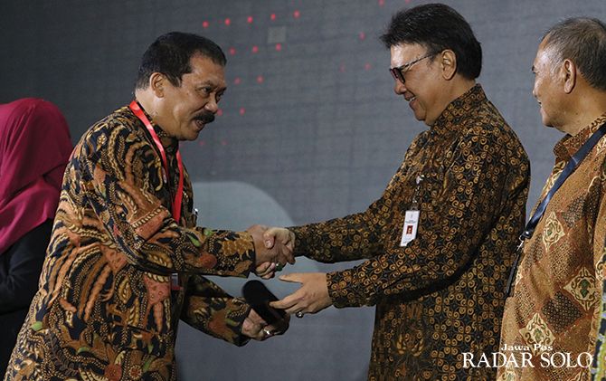 Kepala BPPKAD Surakarta Yosca Herman Soedradjat menerima penghargaan dari Menteri Pendayagunaan Aparatur Negara dan Reformasi Birokrasi Tjahjo Kumolo