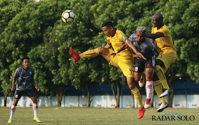 Striker Persis Solo Ugiex Sugiarto dikawal dua pemain Sriwijaya FC. Salah satunya Bruno Casimir (kanan), di sesi uji coba prakompetisi musim lalu