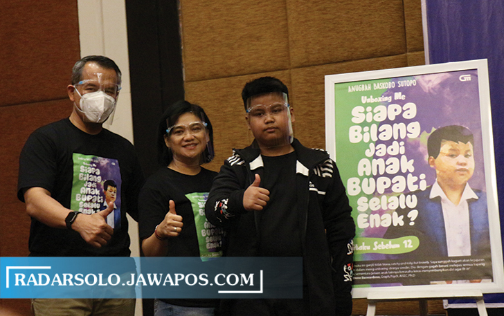 KEBERSAMAAN: Anugrah Baskoro Sutopo bersama sang ayah Joko Sutopo dan Verawati saat launching buku di Solo Baru, Sabtu malam (9/10). (IWAN ADI LUHUNG/RADAR SOLO)