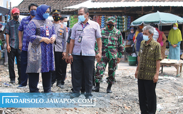 PRIORITAS DIBANGUN: Bupati Yuni meninjau lokasi Pasar Janglot Tangen yang terbakar beberapa waktu lalu. (AHMAD KHAIRUDIN/RADAR SOLO)