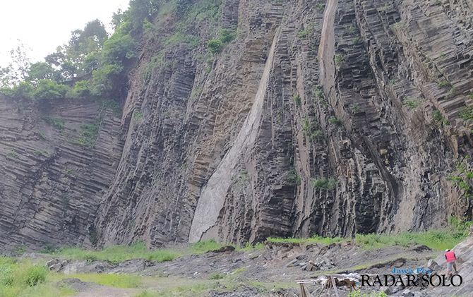 Kawasan penambangan batu di bukit Dusun Randubang, Desa Pare, Kecamatan Selogiri