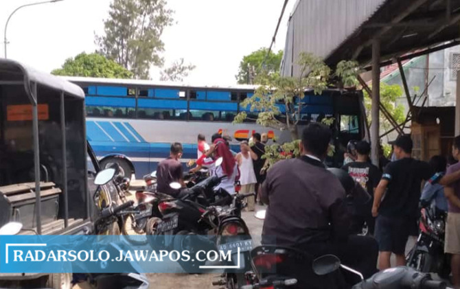 BIKIN MACET: Bus Rela jurusan Solo-Purwodadi menabrak toko mebel di Desa Banaran, Kecamatan Kalijambe, Selasa (26/10). (AHMAD KHAIRUDIN/RADAR SOLO)