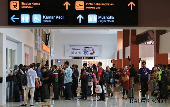 Antrean calon penumpang yang membatalkan penerbangannya, dampak erupsi Gunung Merapi di Bandara Internasional Adi Soemarmo, kemarin (3/3).