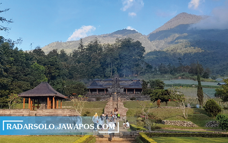 INGAT PROKES: Pengunjung menikmati keindahan alam di Candi Ceto, Kecamatan Jenawi, Karanganyar, kemarin (10/10). (RUDI HARTONO/RADAR SOLO)