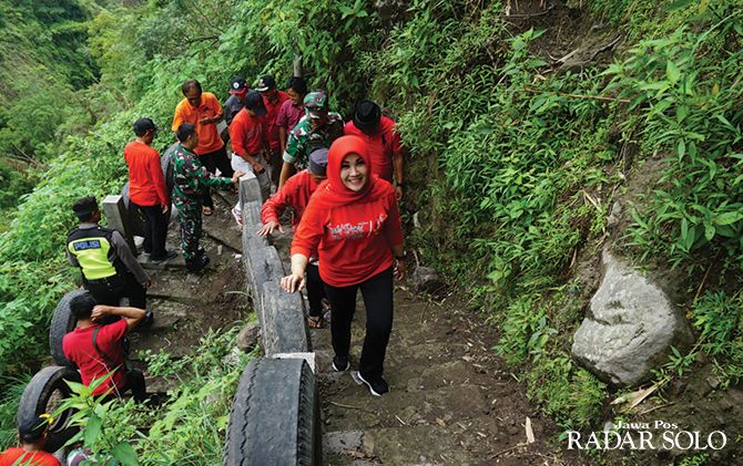 SEMPIT: Bupati Klaten Sri Mulyani menyusuri ratusan anak tangga menuju Dusun Girpasang, Desa Tegalmulyo, Kecamatan Kemalang, dan berdialog dengan warga.