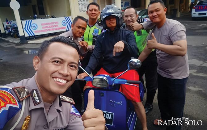 SULIT DIKENALI: Kompol Busroni mengendarai motor untuk mengecek anggotanya yang bertugas di lapangan.