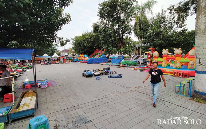 BAKAL SEPI: Wahana permainan yang biasa digelar saag CFD di Alun-Alun Karanganyar.