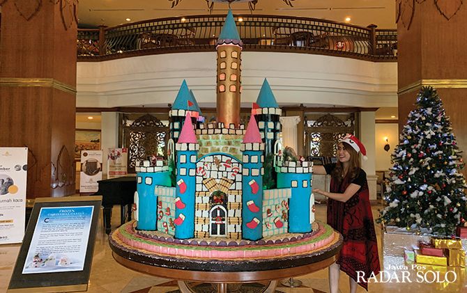 UNIK: Christmas Castle unik dari bahan kue sempe dan opak angin berdiri megah di lobi The Sunan Hotel Solo menyambut perayaan Natal dan tahun baru.