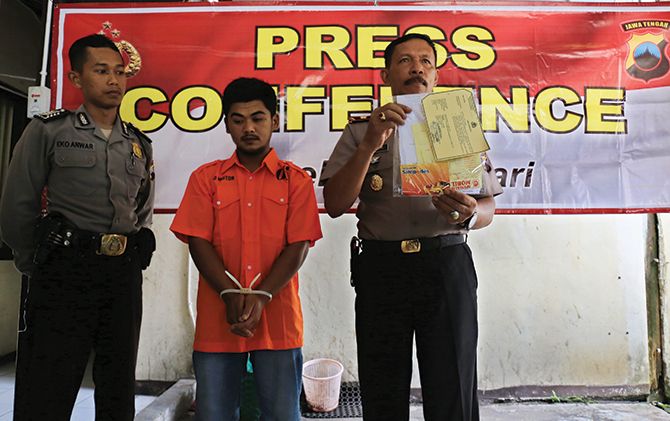 Pelaku penggelapan mobil ditahan di Mapolsek Banjarsari kemarin (15/1)