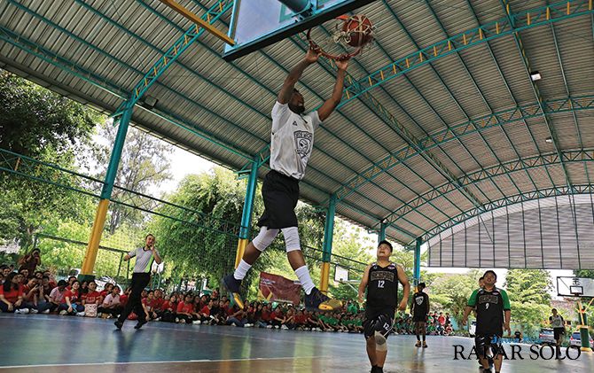 Bintang asing Satya Wacana Chris Sterling saat melakukan dunk, di momen coaching clinic di lapangan basket SMA Regina Pacis, kemarin
